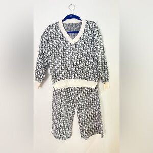 Monogram 🖤🤍 Sweater & Pants set size Small